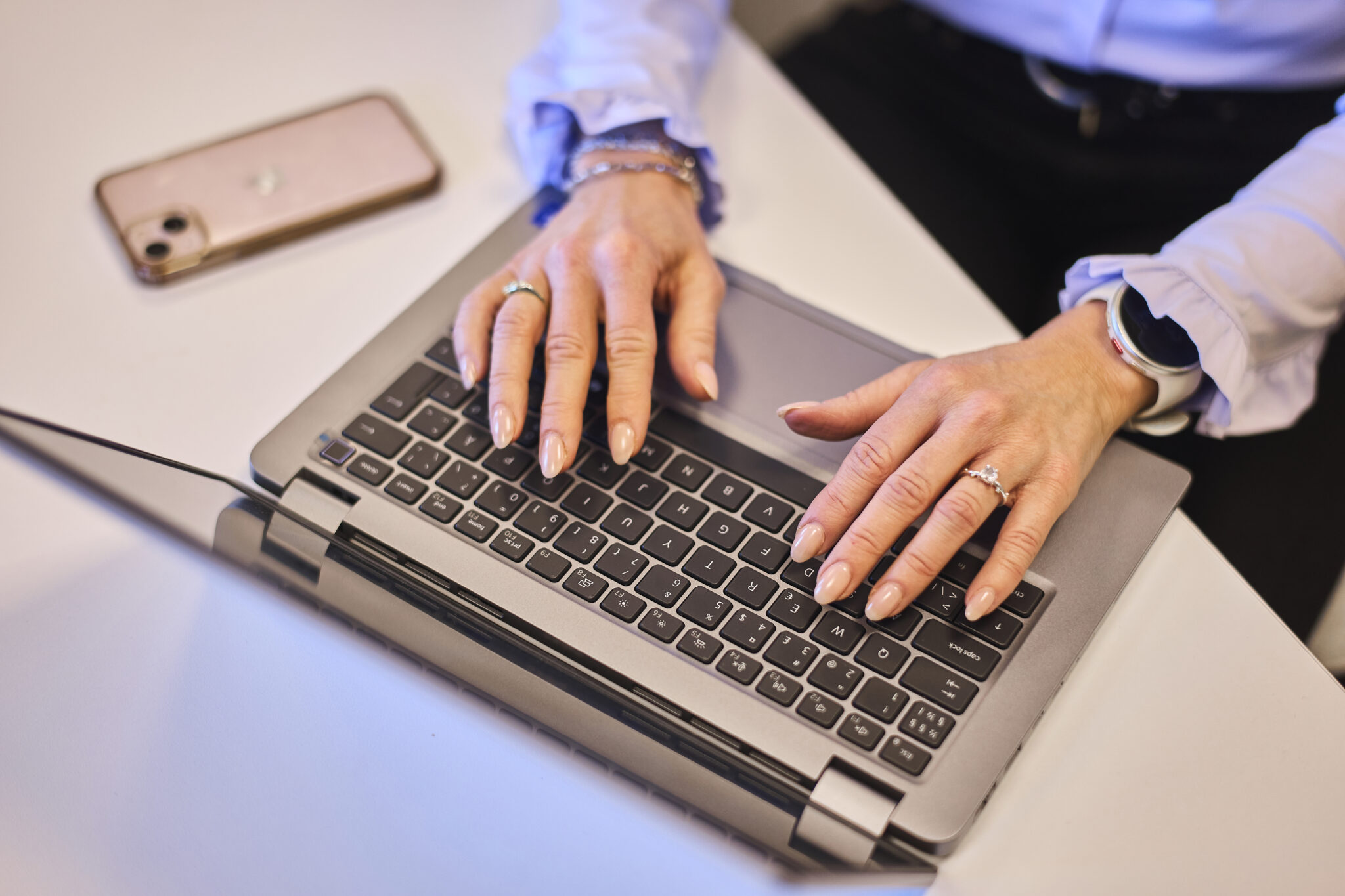 Hænder på en laptop. Foto