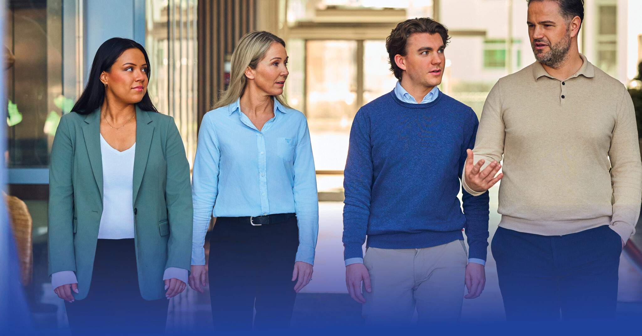 Ansatte i Xledger g&aring;r og snakker sammen. Foto