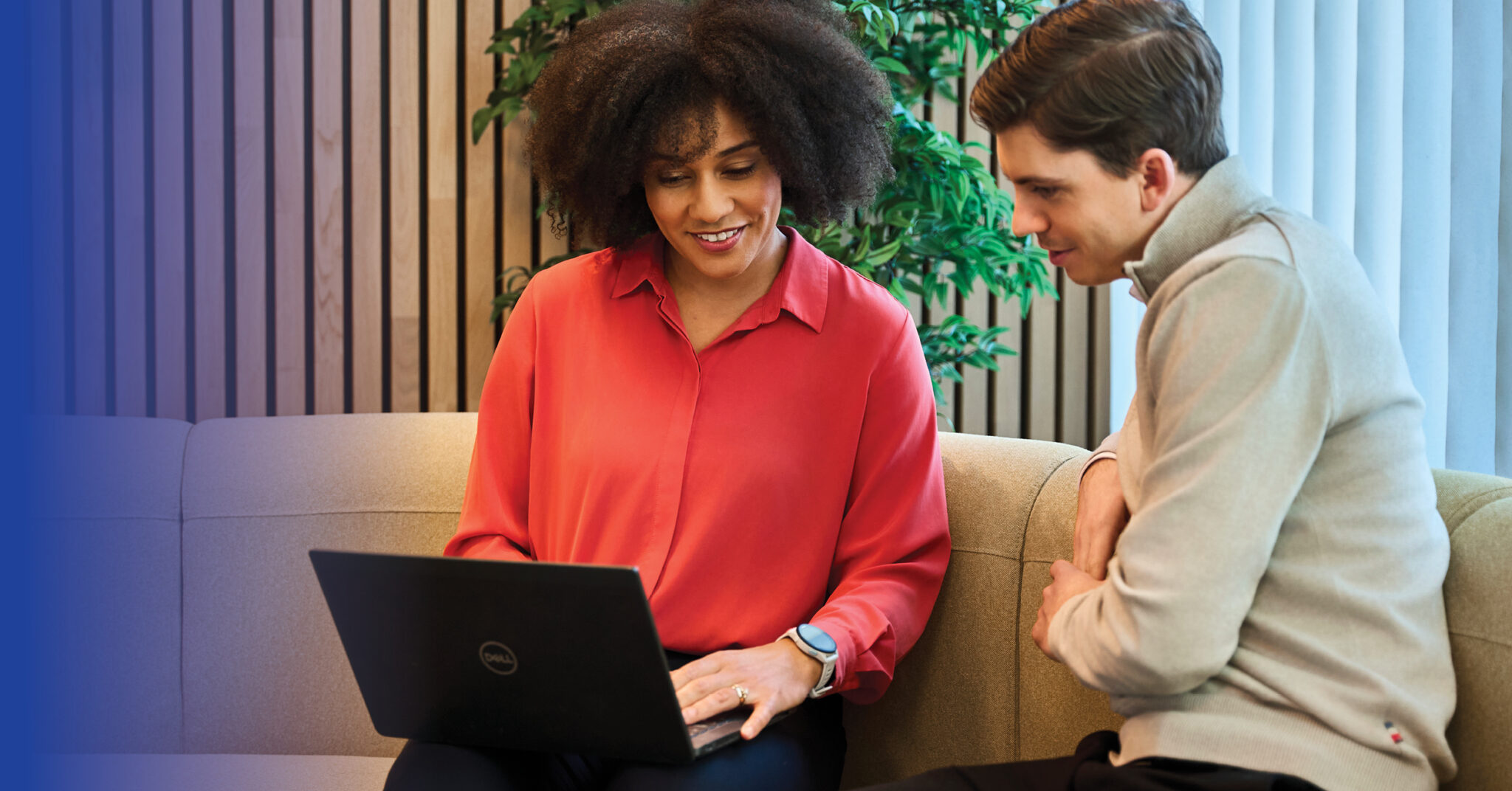 Ansatte i Xledger ser på en pc-skjerm. Foto