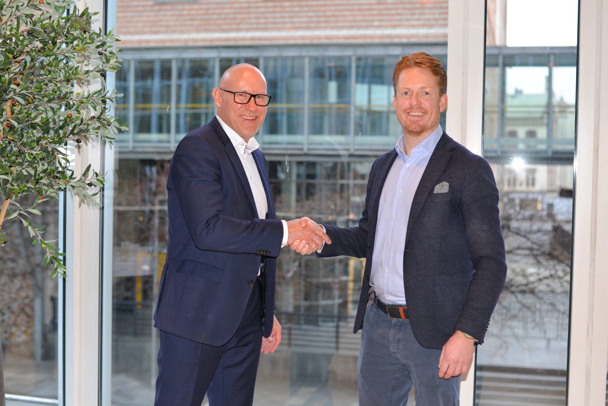 Lars Erik Opøien, direktør for partnersalg i Xledger, og Anders Tenfjord, daglig leder i Tellit Solutions. Foto