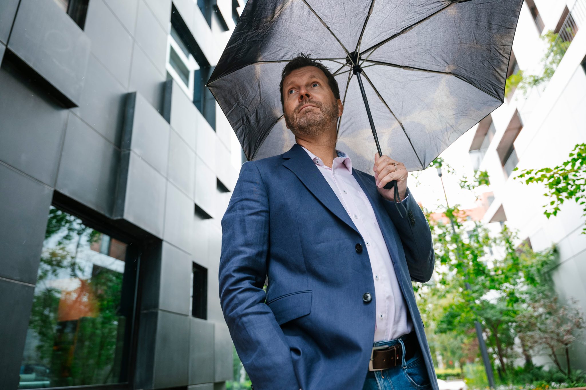 Ove Jørgen Carlsen står med en paraply. Foto