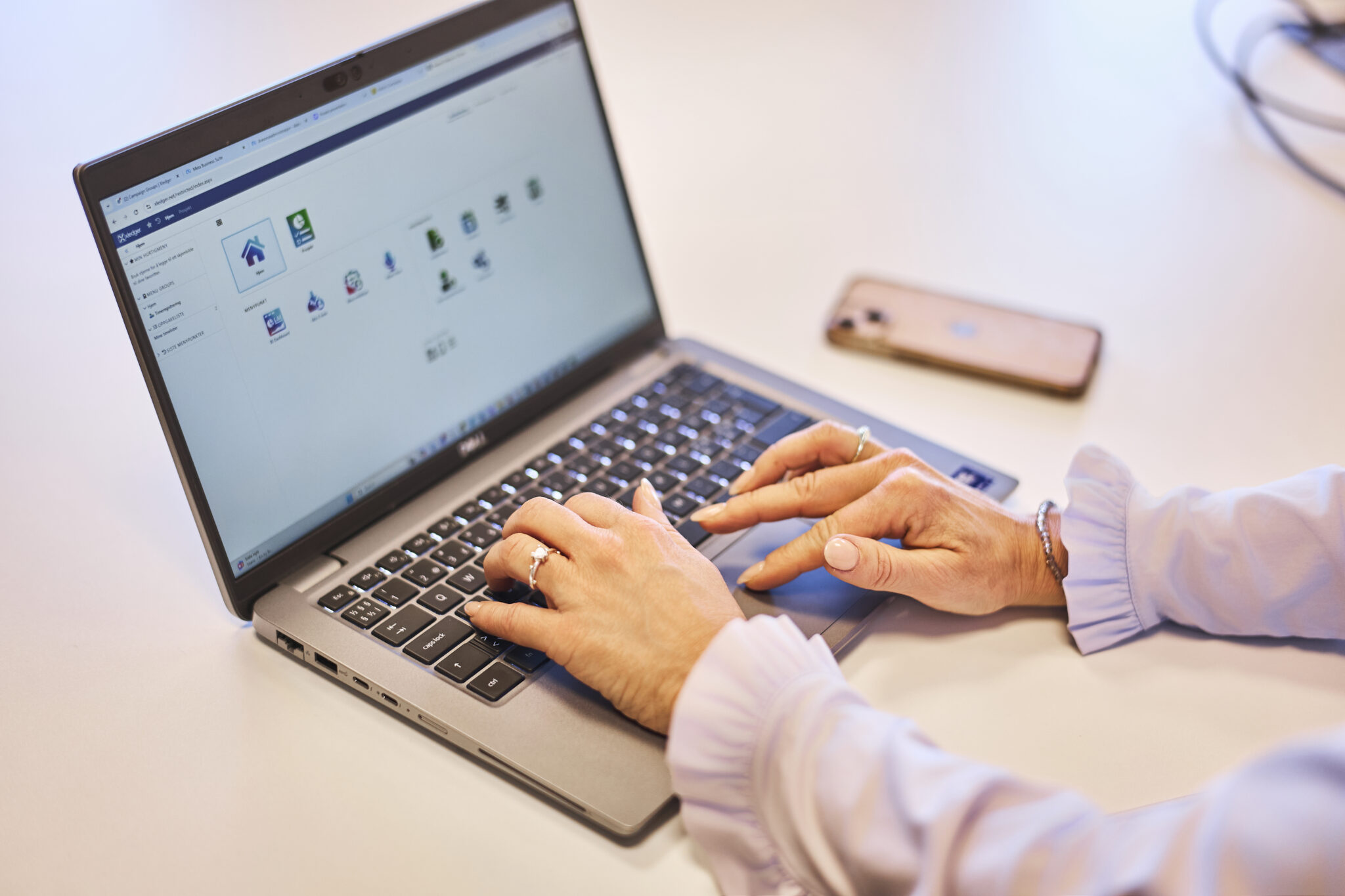 Et par hender jobber på en laptop. Foto
