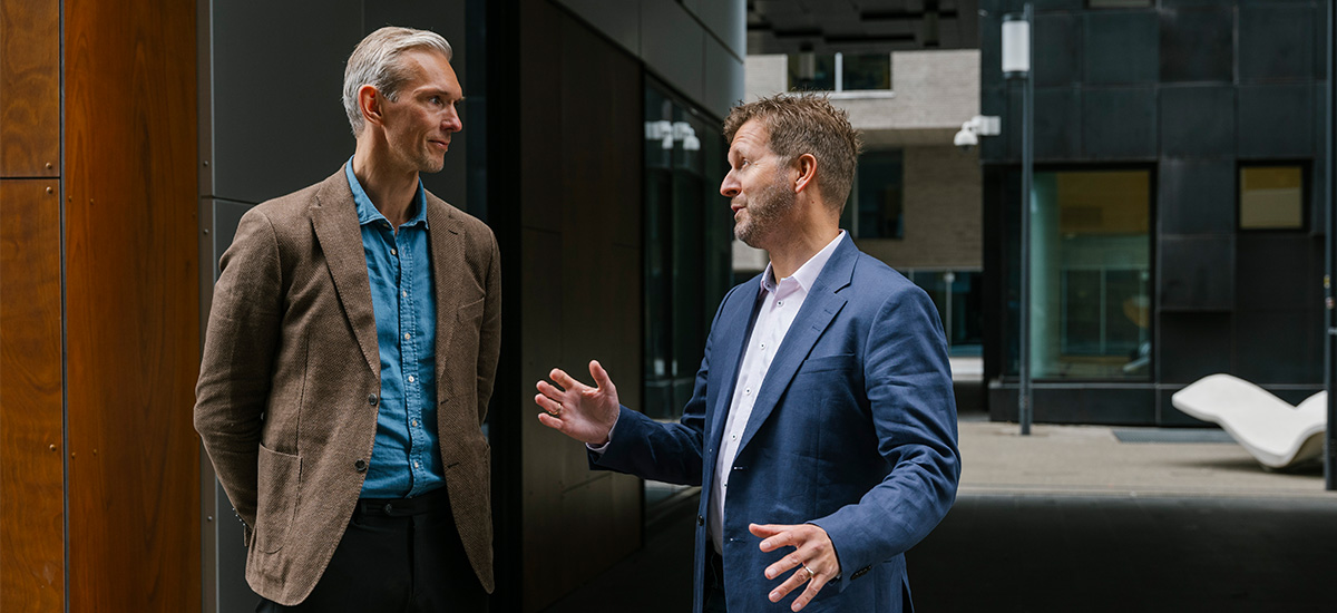 Ove Jørgen Carlsen i Xledger Norge (t.h.) og daglig leder Kenneth Ryvoll Klev i rekrutteringsselskapet Assessit. Foto
