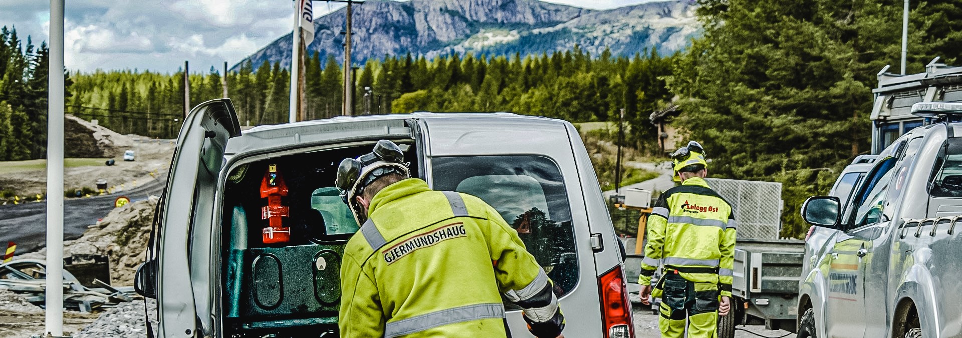 Arbeidere ved en bil .Foto