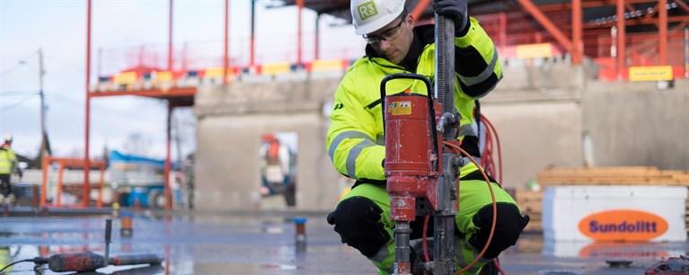 Ansatt i R3 på en byggeplass. Foto