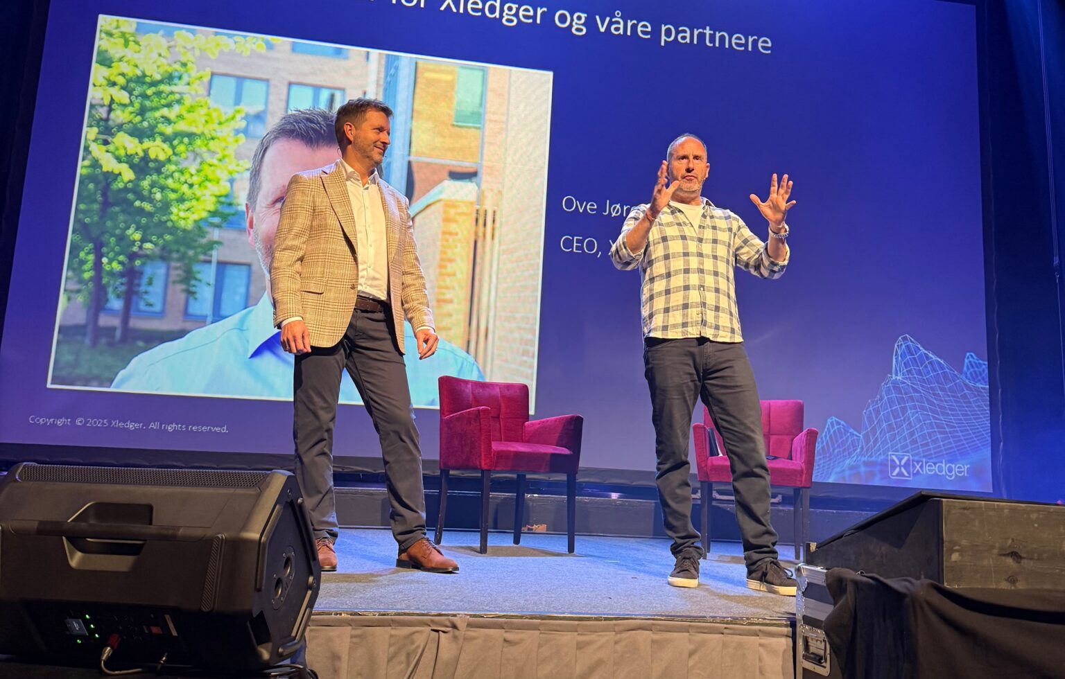 Harald Rønneberg og Ove Jørgen Carlsen på scenen. Foto