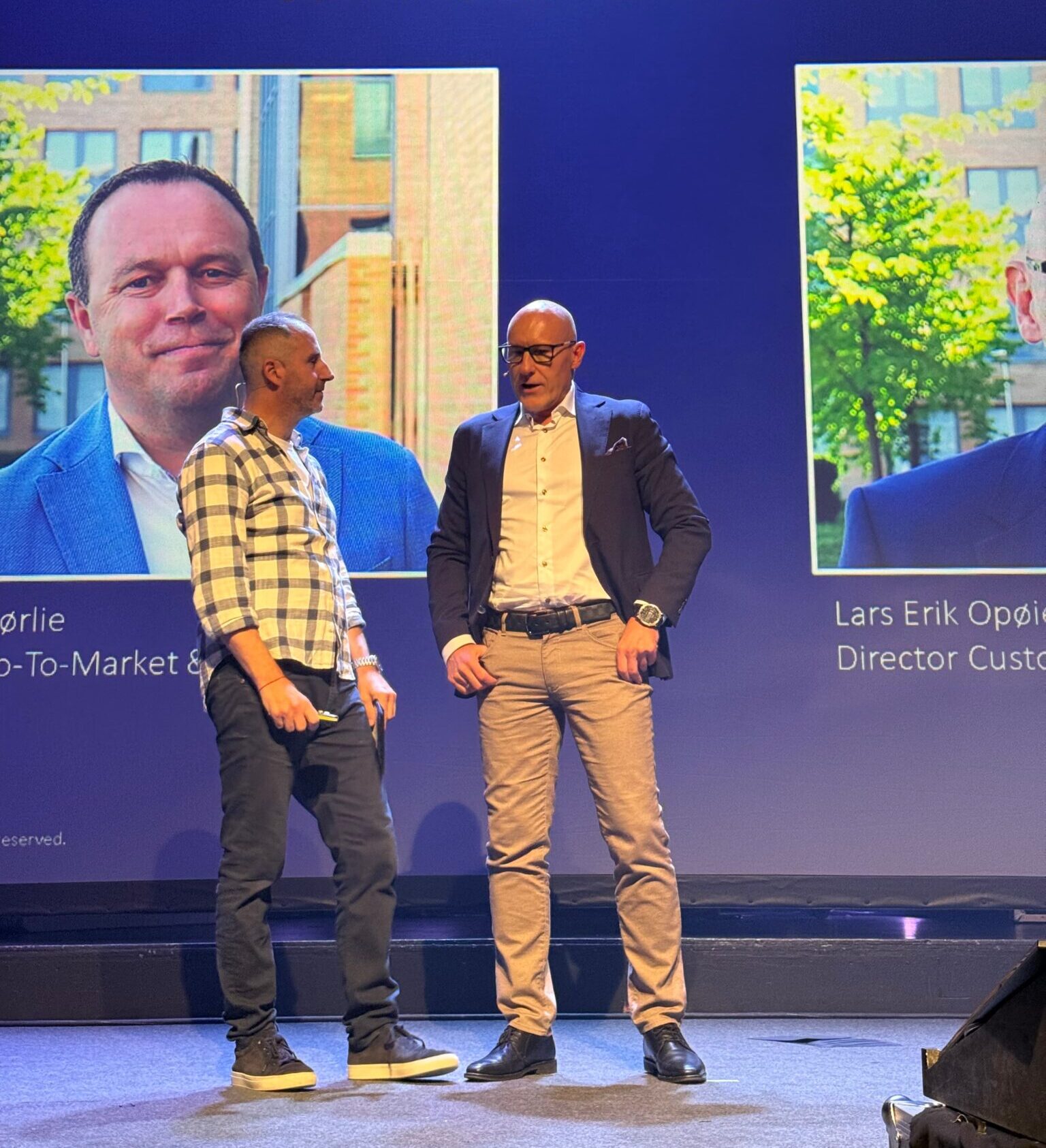 Harald Rønneberg og Lars Erik Opøien på scenen. Foto