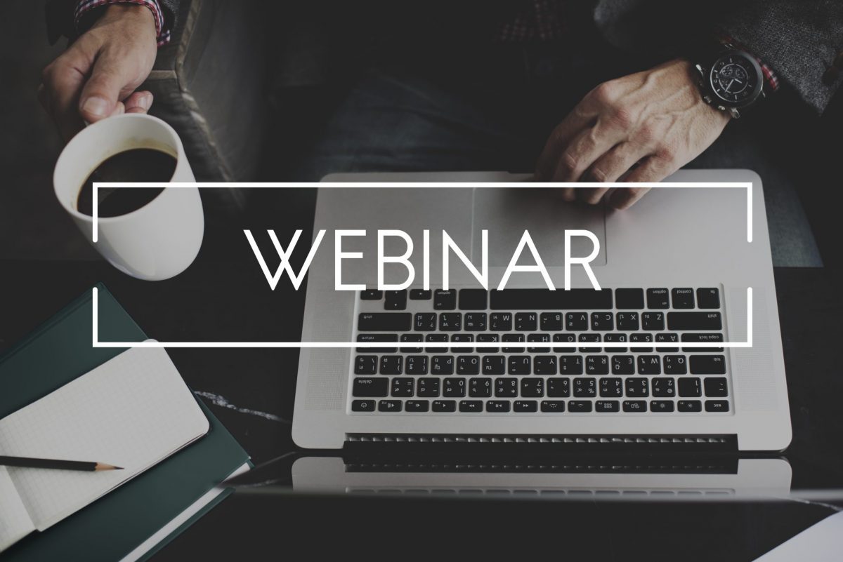 Webinar. Fra oven. Foto av man med laptop foran seg og kaffekopp i den ene hånden