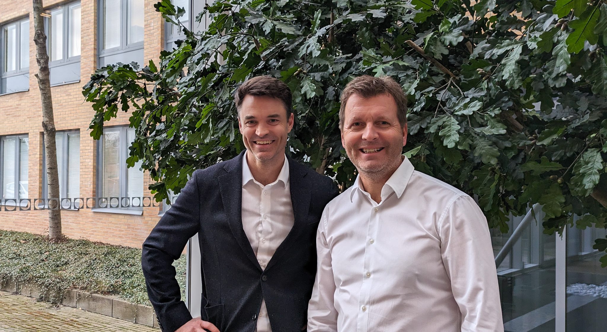 SKAL VINNE DE STORE: Xledger inngår samarbeid med Axaz for å kunne løfte enda større selskaper opp i økonomiskyen. Ove Jørgen Carlsen, administrerende direktør i Xledger Norge (t.h.) og Even Wetten, salgsdirektør i Axaz (t.v) på bildet. 