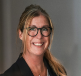 Kvinna som ler
