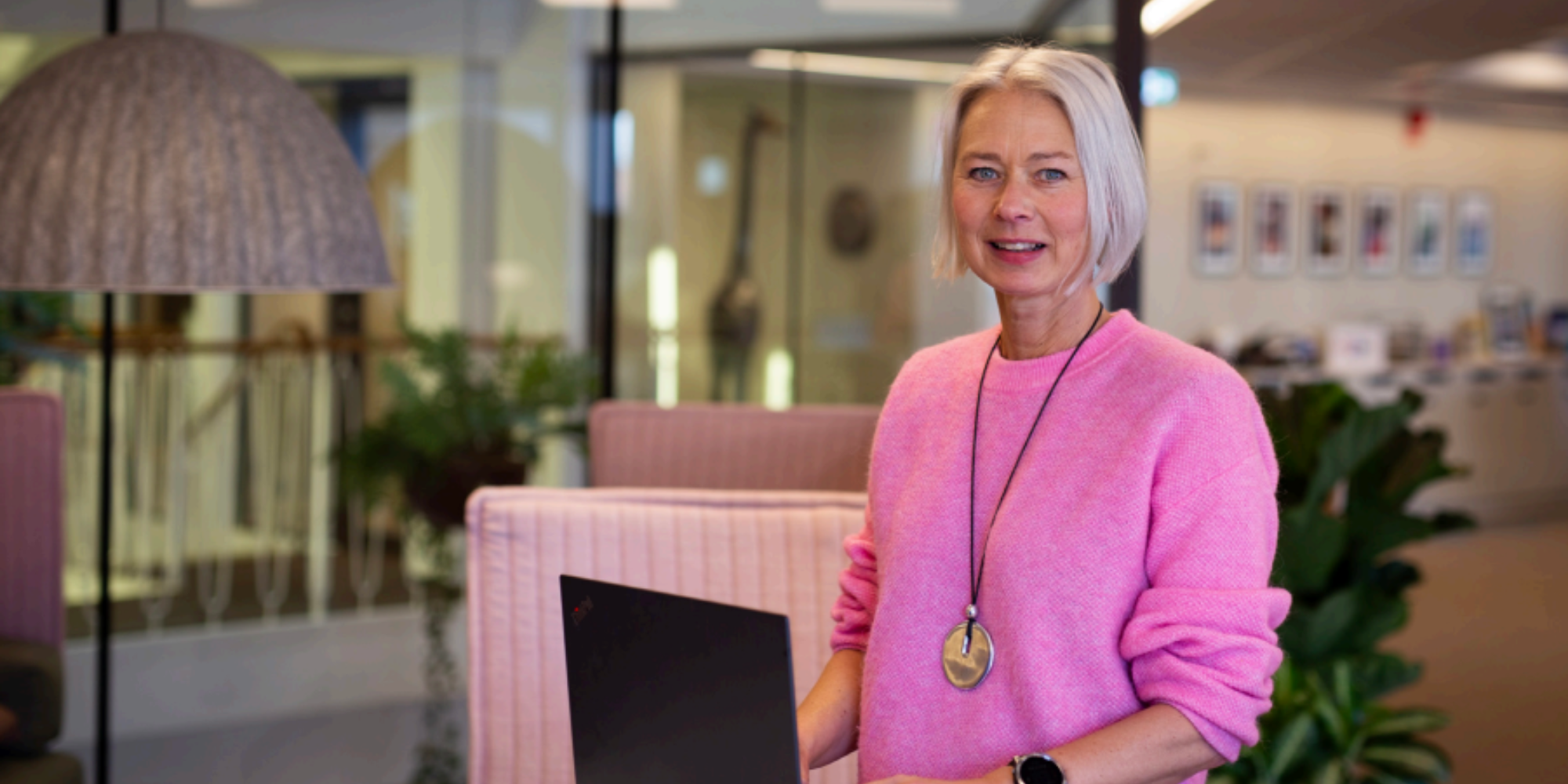 Kvinna i rosa tröja