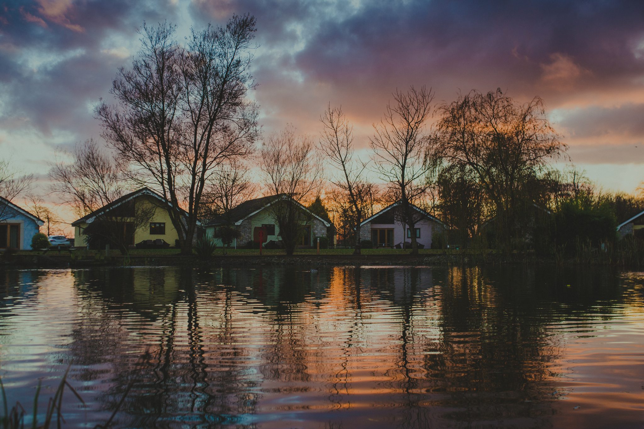 houses by lakes