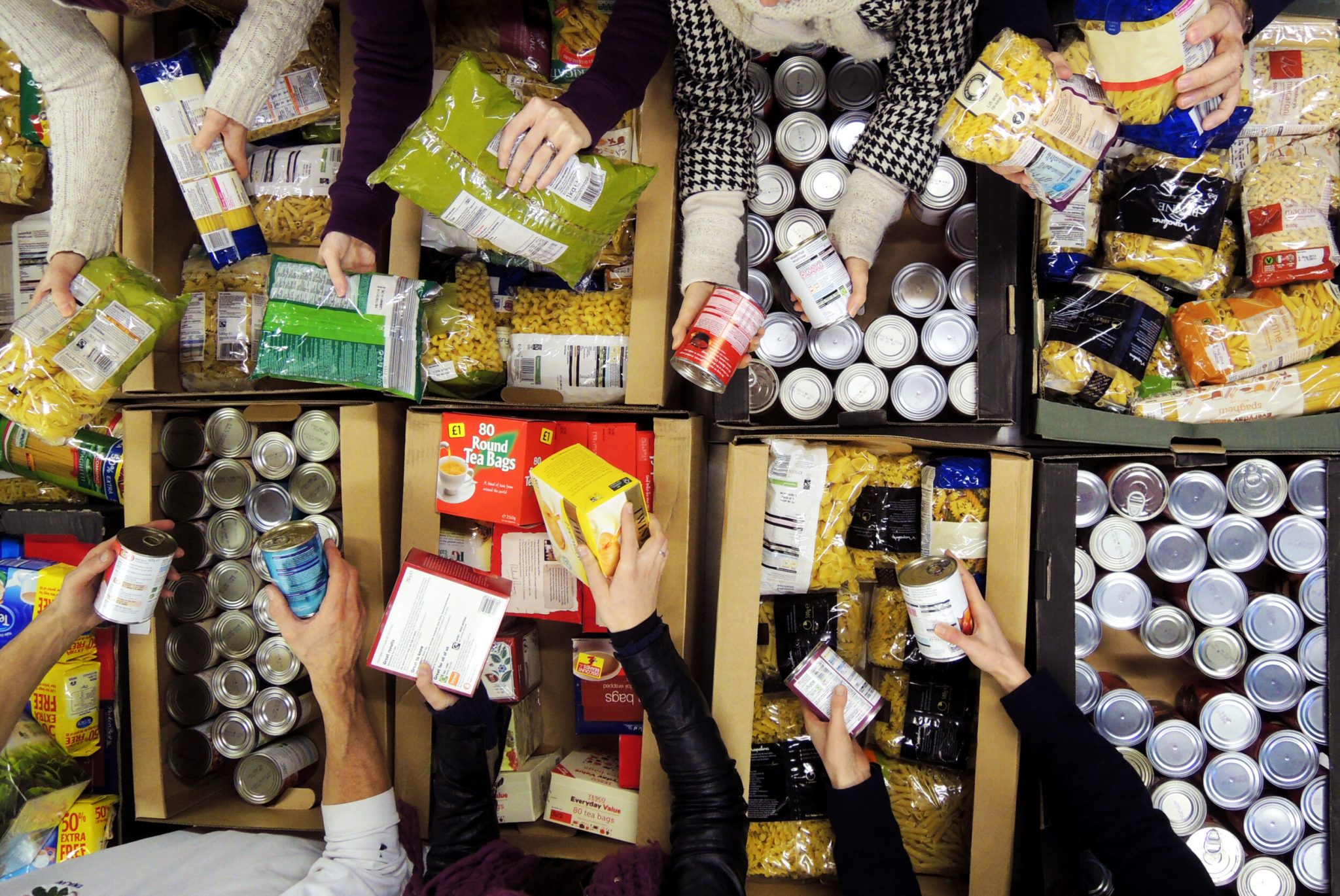 27 Foodbank Warehouse Food Sorting By Volunteers Approved For External Use ©Gabriel Bahnareanu