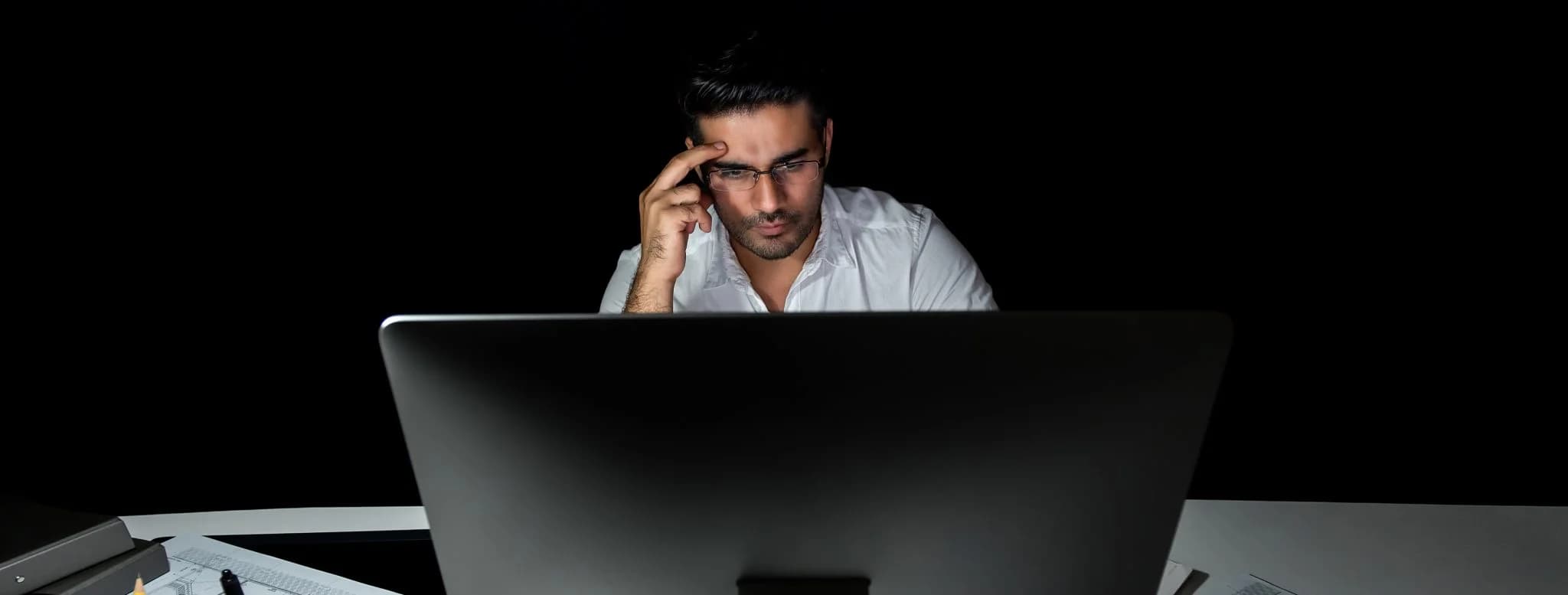 A man in front of hiw computer. Photo