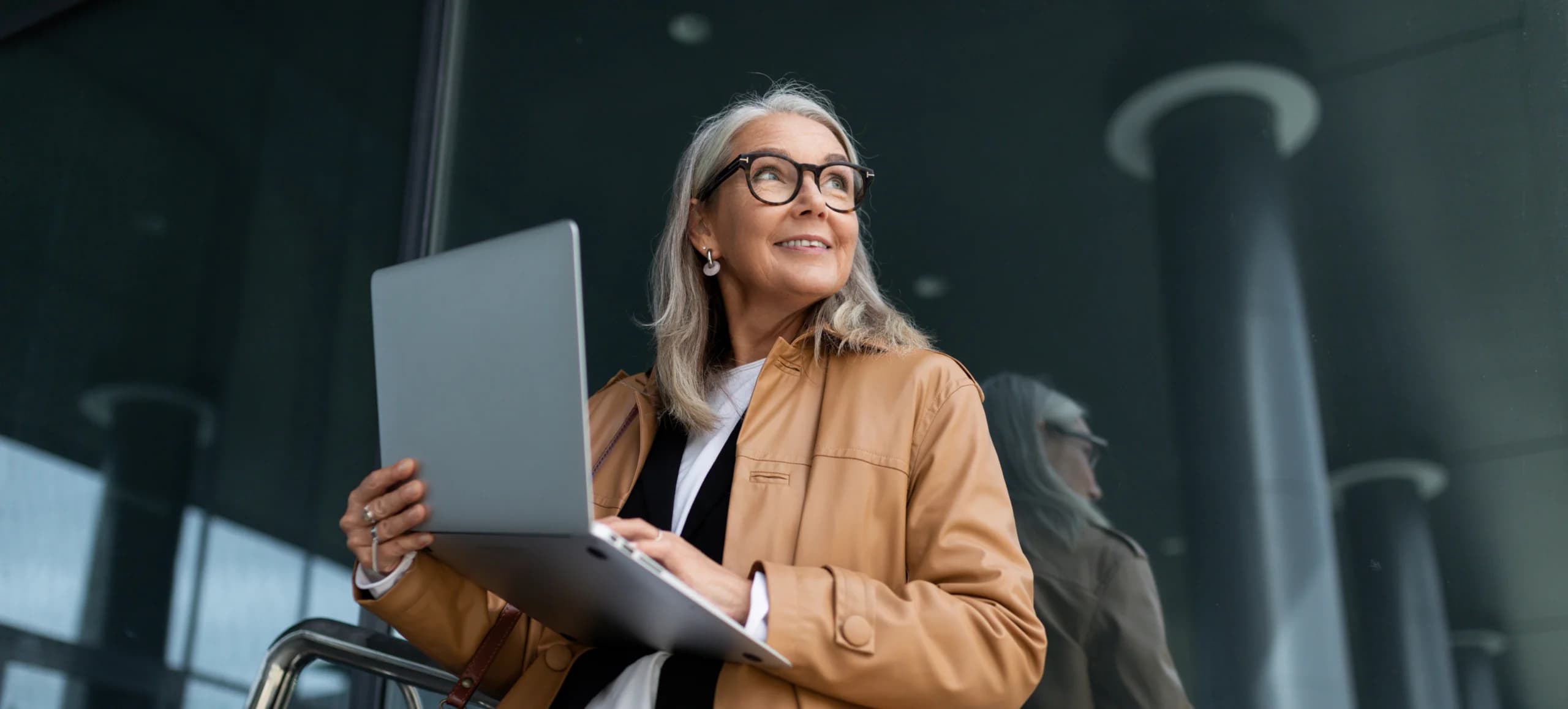 A woman with a laptop. Photo